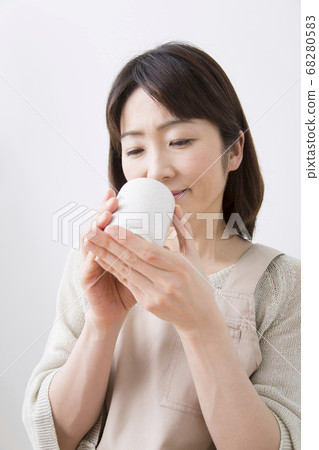 家庭主婦喝茶 家庭主婦喝茶 68280583