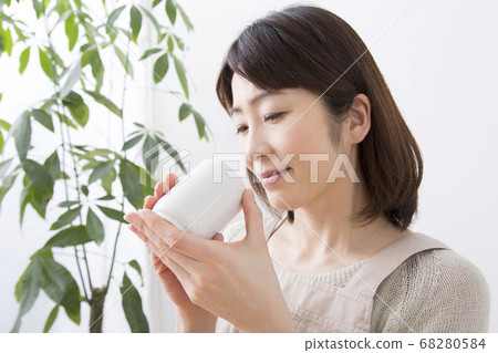家庭主婦喝茶 68280584