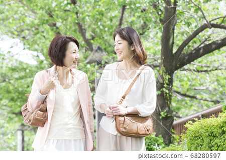 中年婦女和朋友出去 68280597