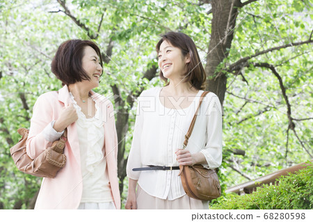 中年婦女和朋友出去 中年婦女和朋友出去 68280598