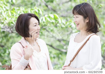 中年婦女和朋友出去 68280599