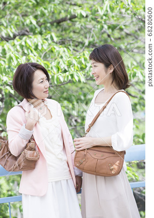 中年婦女和朋友出去 中年婦女和朋友出去 68280600