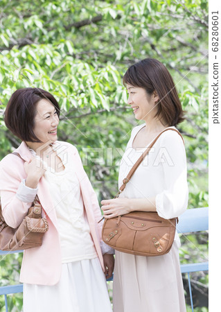 中年婦女和朋友出去 68280601