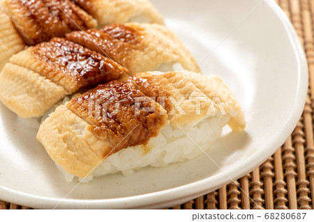 蒸鰻魚壽司。 蒸鰻魚壽司。 68280687