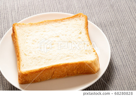 Square bread (slice, cut into four pieces). Square bread (slice, cut into four pieces). 68280828