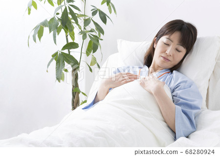 病人躺在床上睡覺 68280924