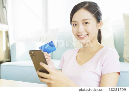 woman, shopping online 68281709