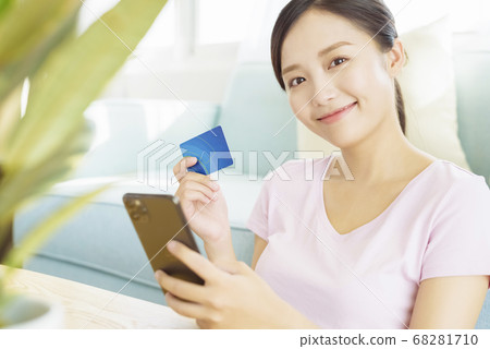 woman, shopping online 68281710