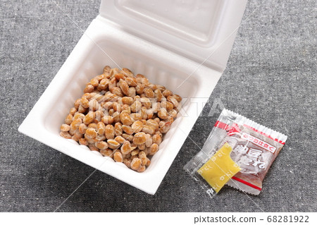 納豆，醬汁，芥末放在聚苯乙烯容器中 68281922