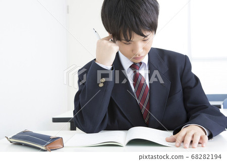 在補習班學習的初中男孩 68282194