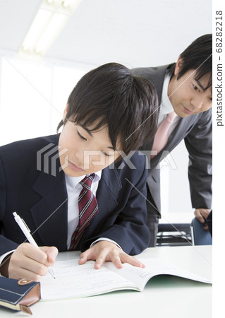 在補習班學習的初中男孩 68282218