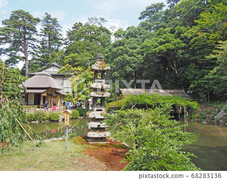 Scenery inside Kenrokuen Pond and lantern Scenery inside Kenrokuen Pond and lantern 68283136
