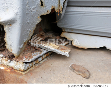 Pillar of decaying shutters 68283147