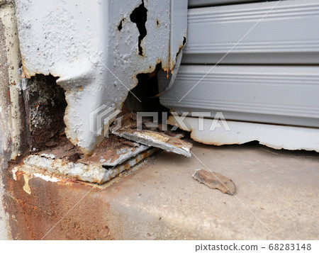 Pillar of decaying shutters Pillar of decaying shutters 68283148