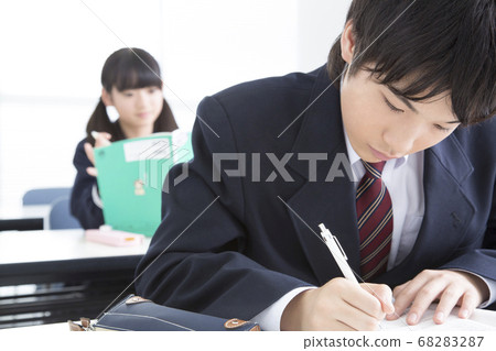初中生在補習班學習 68283287