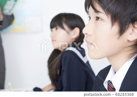 初中生在補習班學習 初中生在補習班學習 68283308
