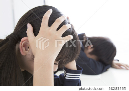 Junior high school student holding a head 68283365