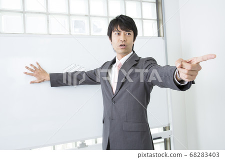 Male instructor Male instructor 68283403