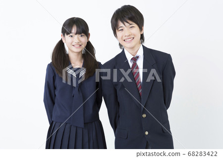 Junior high school boys and middle school girls 68283422