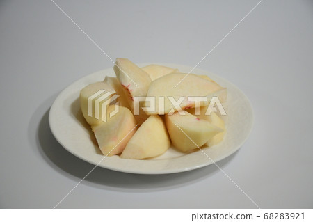 在盤子上切桃子 68283921