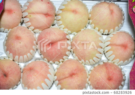 盒子裡的桃子 68283926