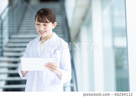 一件白大褂的女醫生在醫院 68284112