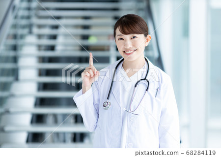 一件白大褂的女醫生在醫院 68284119