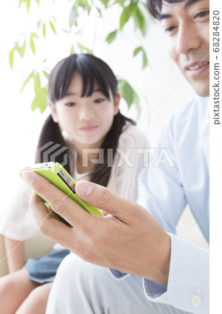 Parent and child seeing smartphone 68284820