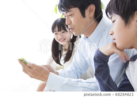Parent and child seeing smartphone Parent and child seeing smartphone 68284821