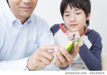 Parent and child seeing smartphone 68284824