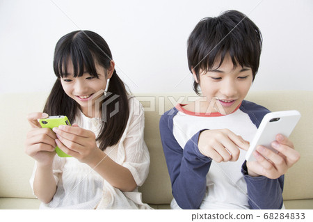 看智能手機的兄弟姐妹 68284833