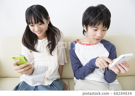 看智能手機的兄弟姐妹 68284834