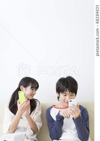 看智能手機的兄弟姐妹 68284835