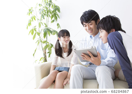 父母和孩子看到平板電腦 父母和孩子看到平板電腦 68284867