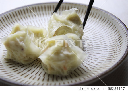 Steamed sushi 68285127