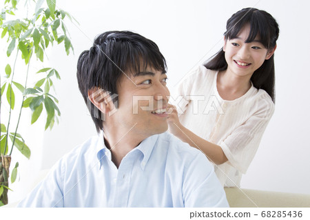 女兒按摩她父親的肩膀 女兒按摩她父親的肩膀 68285436