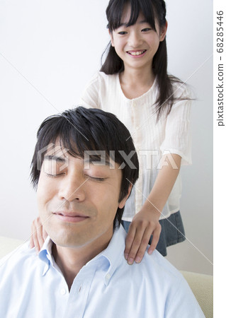 女兒按摩她父親的肩膀 68285446