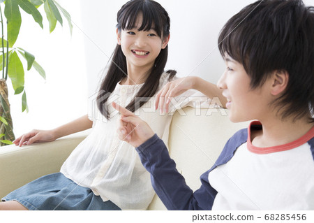 坐在沙發上的兄弟姐妹 68285456