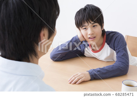 Parent and child to talk to 68285471