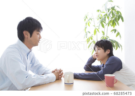Parent and child to talk to 68285473
