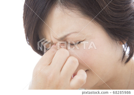 Middle-aged woman with eyestrain 68285986