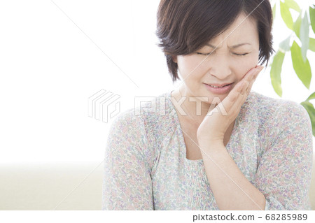 Middle-aged woman with tooth decay 68285989