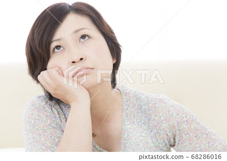 中年婦女思考 中年婦女思考 68286016