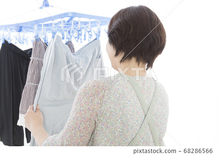 Housewives to wash 68286566