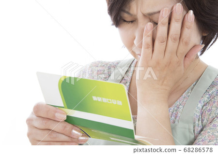 家庭主婦看著存摺 家庭主婦看著存摺 68286578