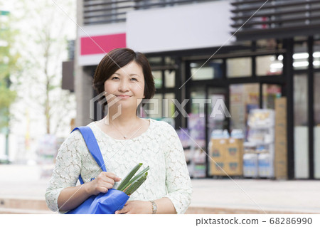 Middle woman shopping Middle woman shopping 68286990