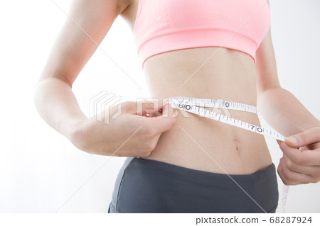 女人用措施測量腰圍 女人用措施測量腰圍 68287924
