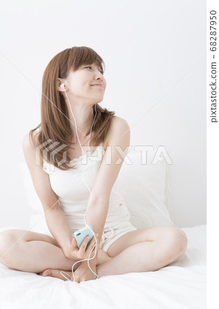 聽到與耳機的音樂的婦女 68287950