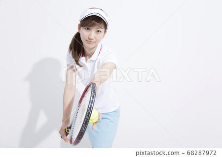 A woman playing tennis 68287972