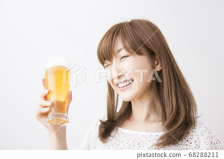女人喝啤酒 68288211